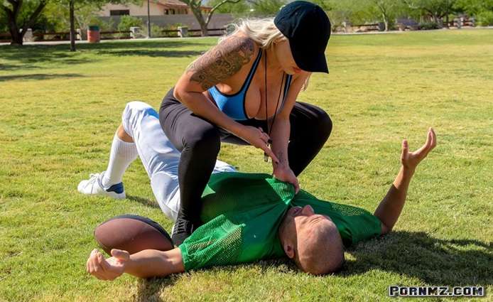 BrazzersExxtra Nina Elle Tempting The Tackling Dummy Pornmz